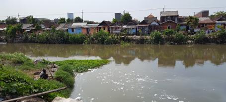The Kampung Improvement Program, a participatory, on-site approach to upgrading poor, traditional neighborhoods in Surabaya like this one, became an international model. Photo by Ashok Das.